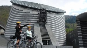 Kirche von Mogno, Maggiatal, Werk des Stararchitekts Mario Botta